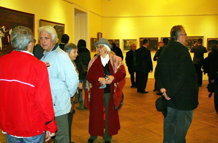 Kiállítás Karsai Zsigmond képeiből, Pécel, Pekáry-kastély, 2015.10.30., középen Karsainé Sáfrány Magdolna.